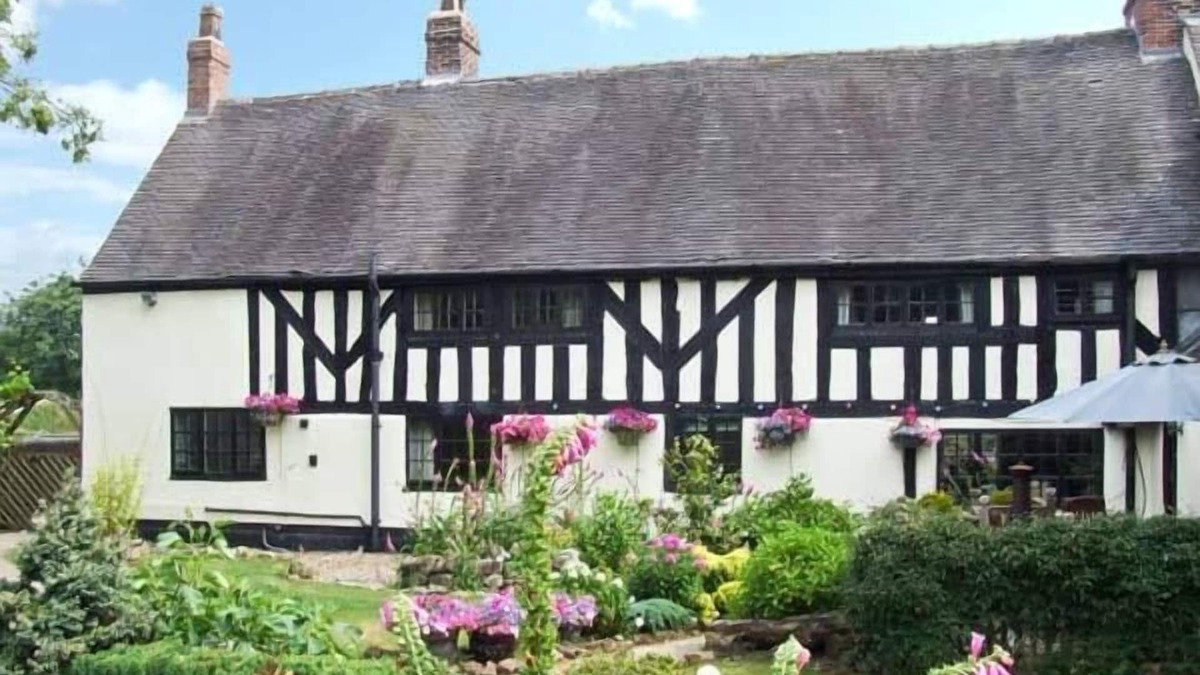 Fulford Cottage | STALLINGTON HALL FARM, pet friendly, with hot tub in Stallington
