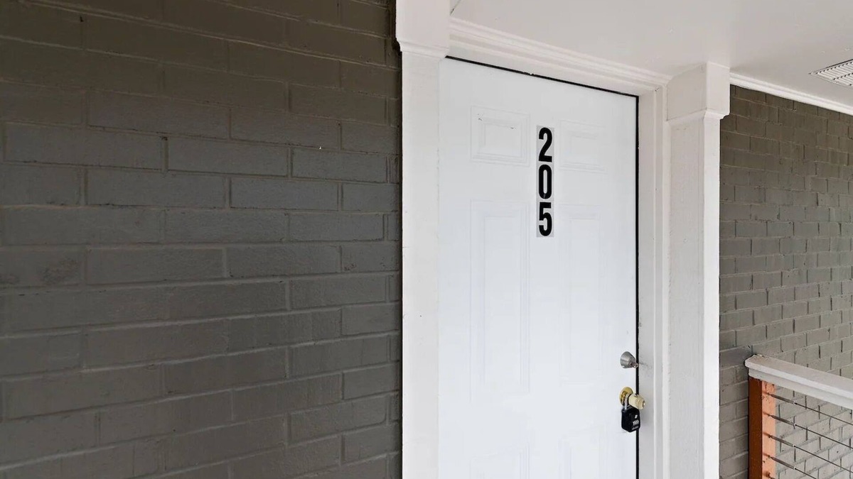 Lawrence Apartment | Stallion 2bedroom 1bath w/Free Parking and Wi-Fi Peaceful and Clean Book now!