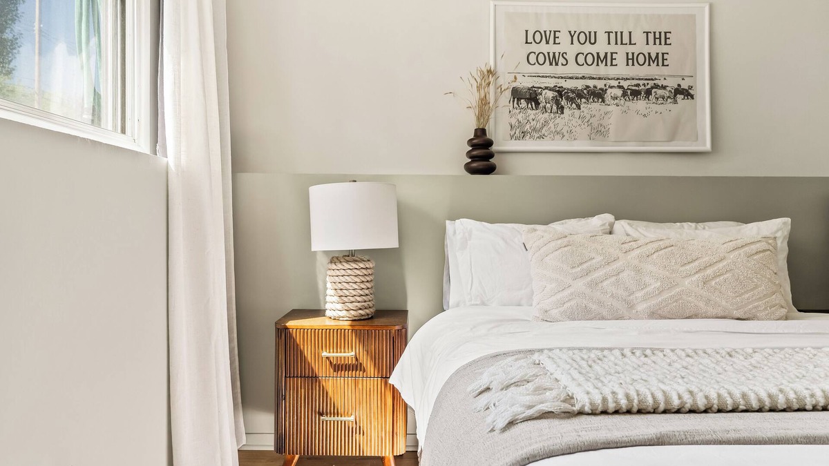 Southwest Calgary House | Stampede Saloon- 5 Guests, Walk to Stampede/DT/Close to Attractions!