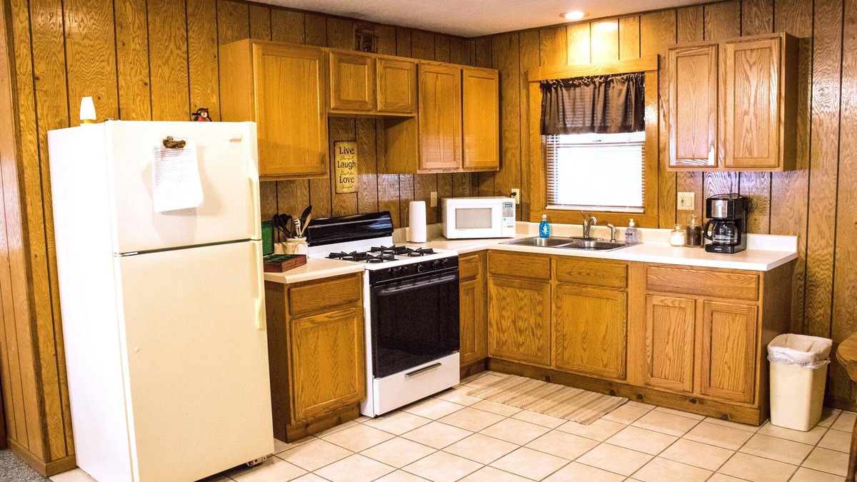 Triumph Cabin | Stand Alone cabin with Whirlpool Tub, Full Kitchen & Fire Pit Near Starved Rock