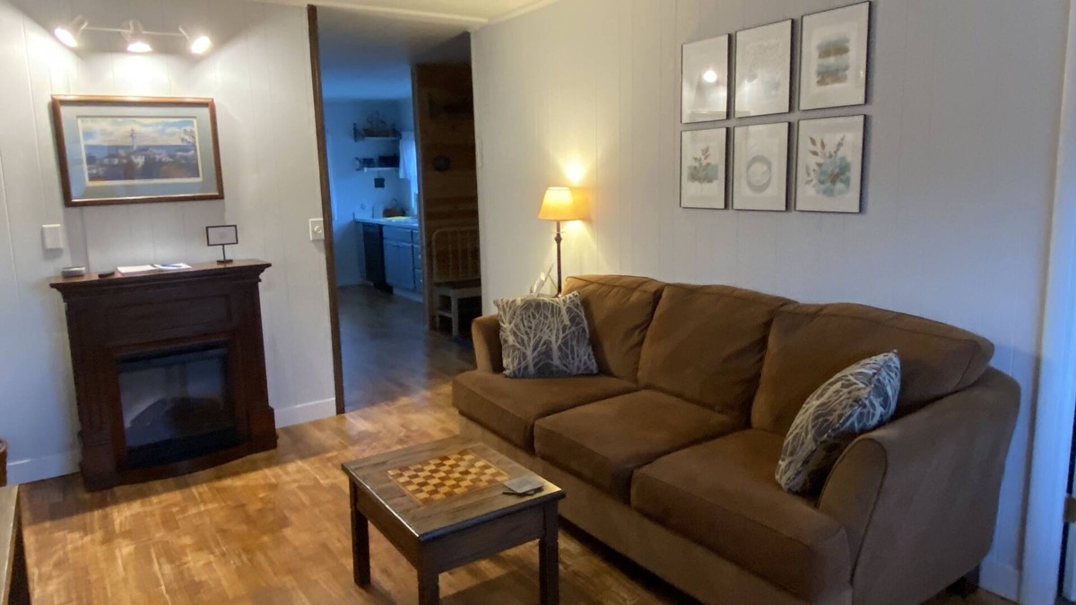 Dongola Apartment | Standalone Carriage House, 2 BR, 4 Guests, less than one mile from I-57