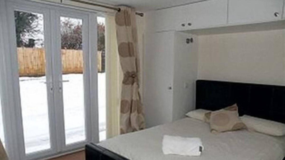 East Hendred House | Standard Double Ensuite Annex at Mather House Retreat