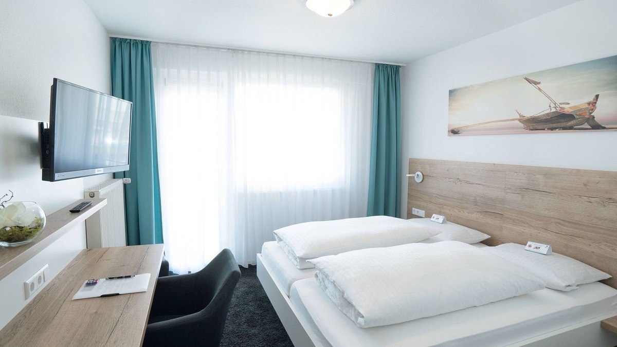 Bodelshausen Apartment | Standard double room, bath/shower and WC