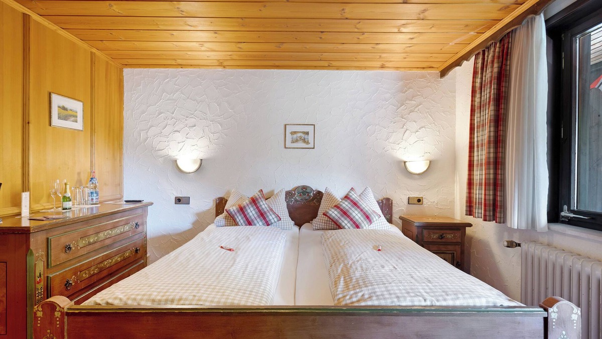 Tennenbronn Apartment | Standard 'Double Room 1' with Shared Garden, Balcony and Wi-Fi