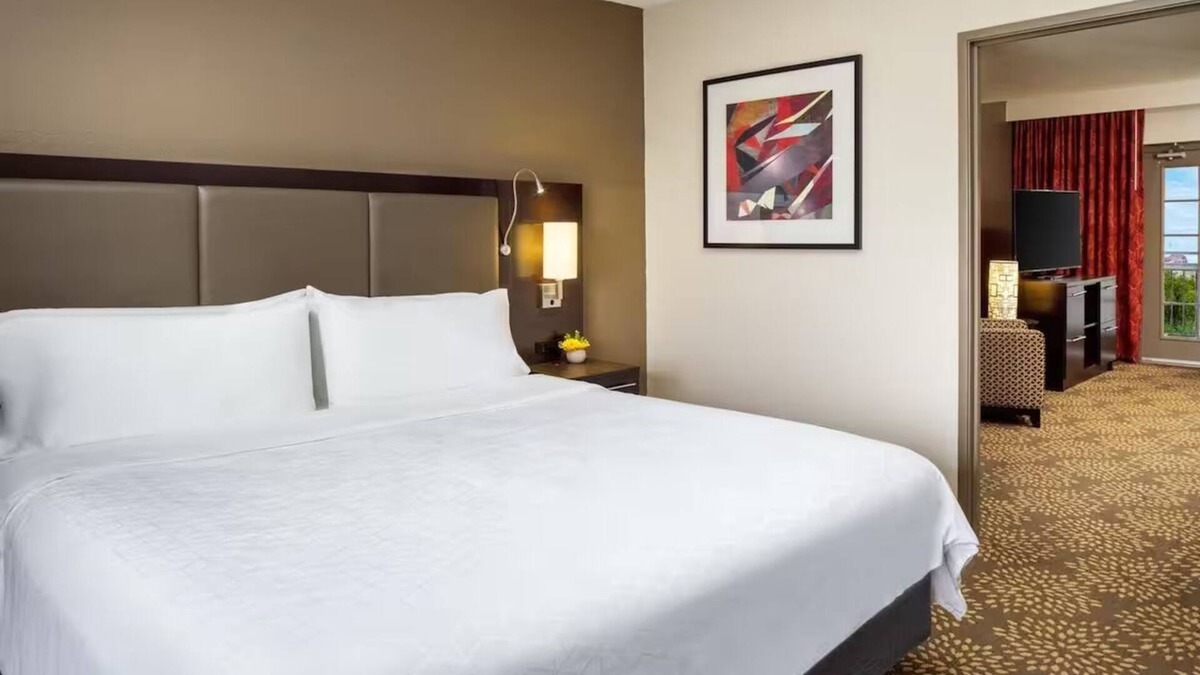 Camelback East Hotel | Standard King Room at Holiday Inn Phoenix Airport North - Outdoor Lounge & Pool
