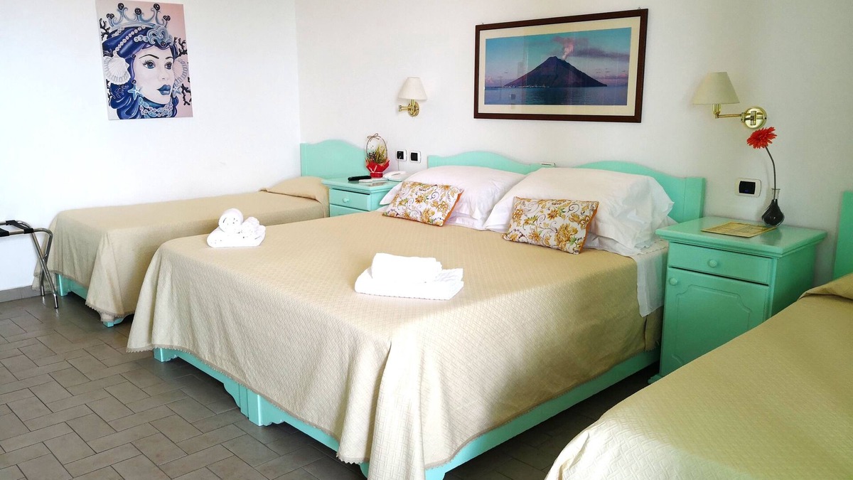 San Vincenzo Hotel | Standard Quadruple Room a few steps from the sea