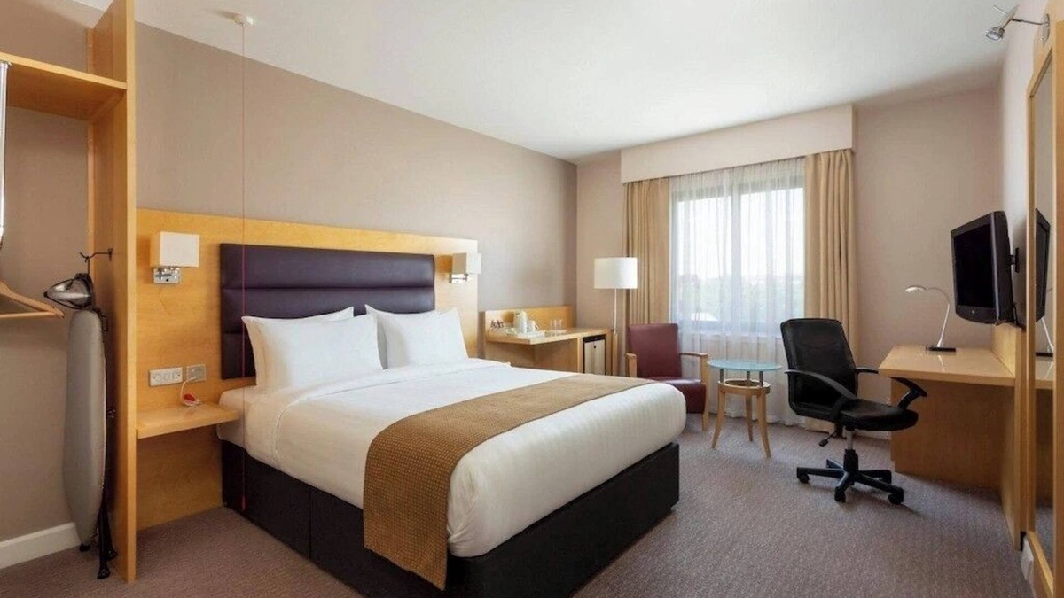 Syon Apartment | Standard Queen Room Near Morrisons Supermarket LON