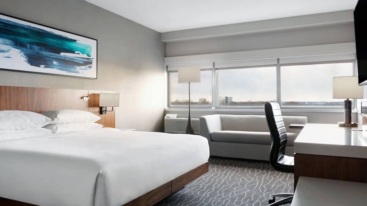 Iselin Hotel | Standard Room 1 King Bed, Delta Hotels, Indoor Pool, Near Newark Airport