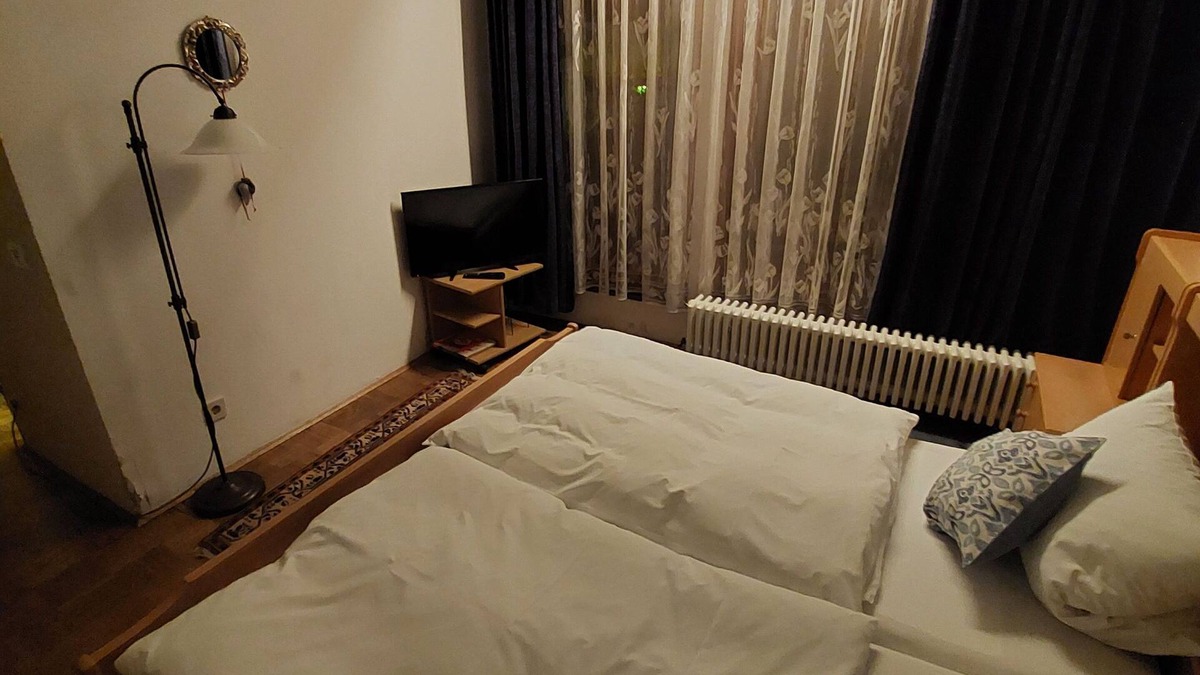 Laudenbach Cottage | Standard Room Double Bed Nr. 3 - Goldner Engel, Restaurant - Hotel - Butcher