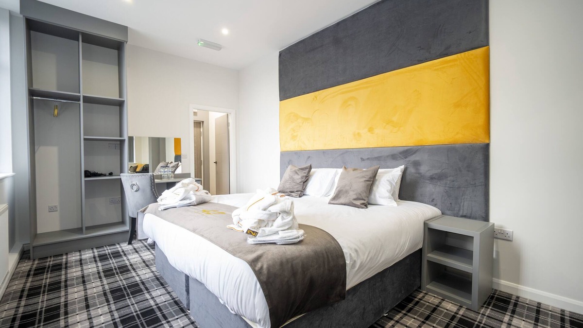 Scunthorpe Apartment | standard studio suite with en suite bathroom