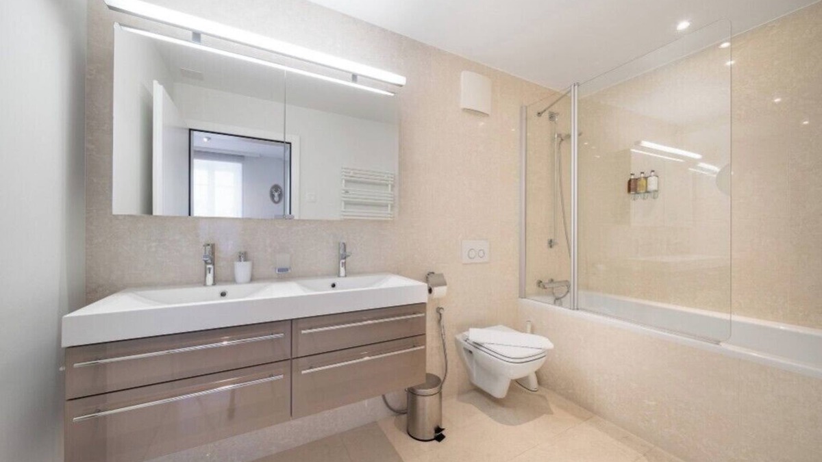 Montreux City Centre Apartment | Standard Three Bedroom Apartment in Montreux with Lake View