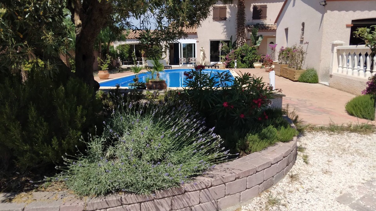 La Palme Villa | Standing building, swimming pool, 5 minutes from the sea.