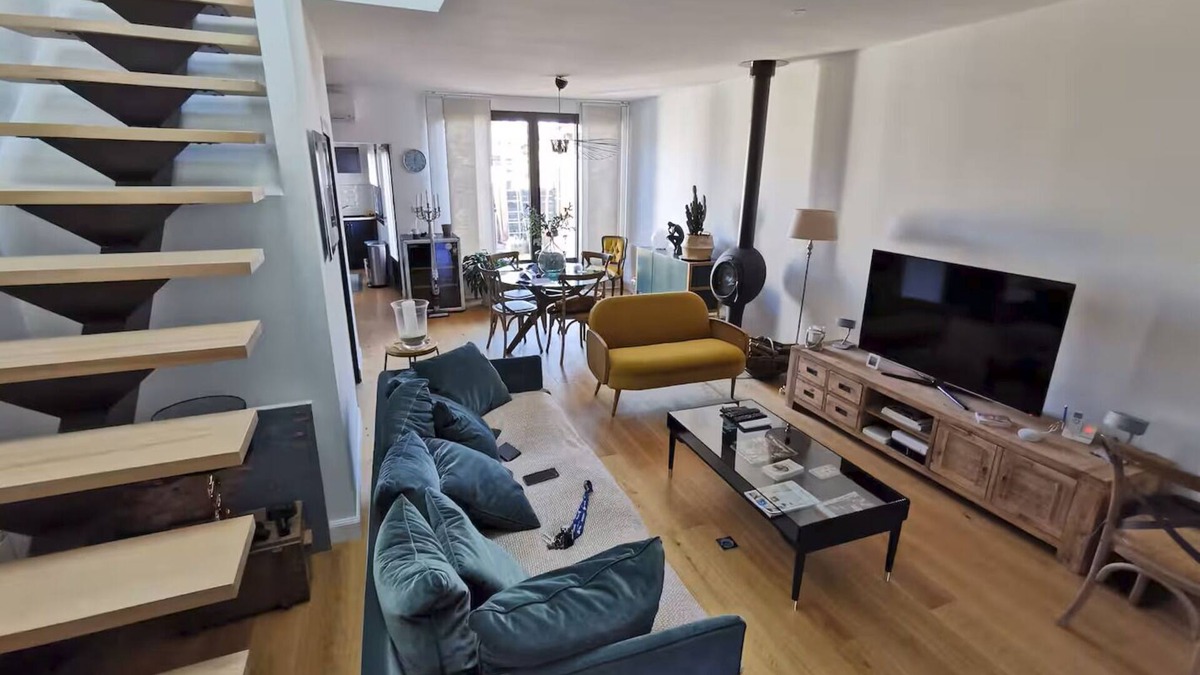 Begles House | Standing, calm and comfort
