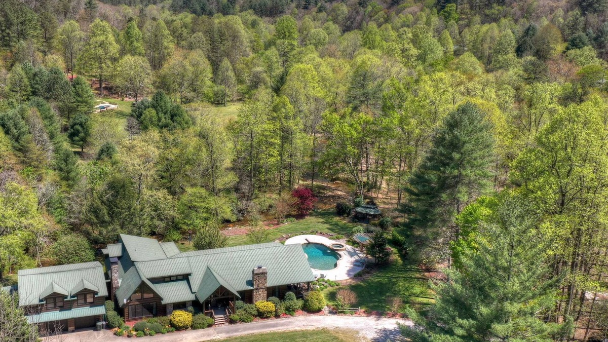 Cherry Log House | Stanley Creek Lodge -4 Acre Creekside Lodge w/pool and Fishing