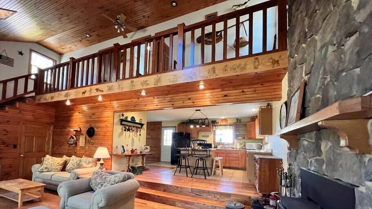 Huttonsville Cabin | Star View Lodge at Kumbrabow State Forest Off-Grid Lux Cabin