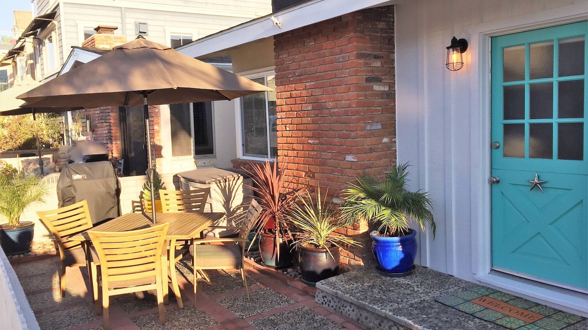 West Newport House | Starfish Cottage-Charm/Comfort, Remodeled, Clean, 1 Blk To Beach,2 Blks To Bay