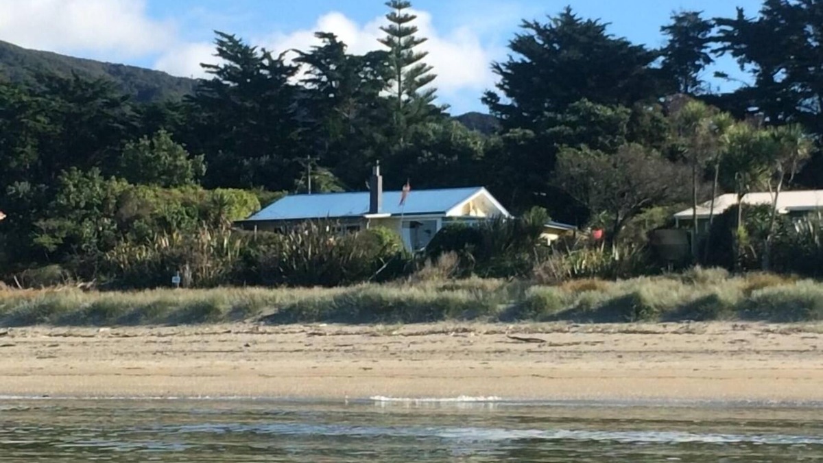 Pakawau House | Starfish - special beach front retreat with wifi