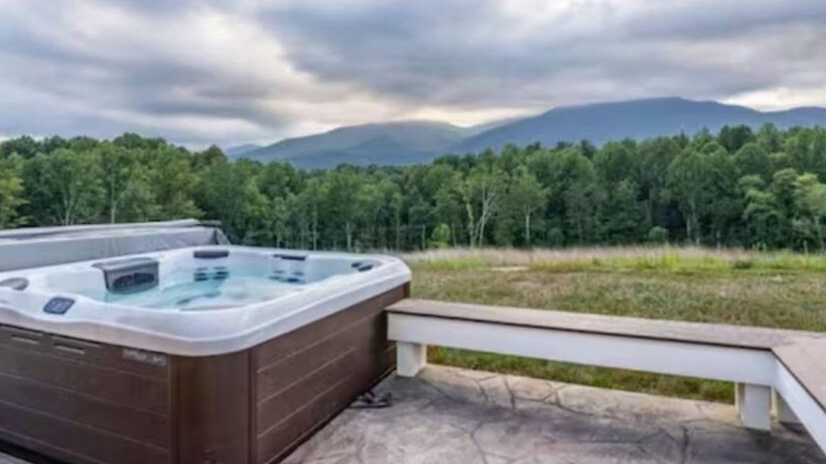 Roseland House | Stargaze on 12 Acres: Hot Tub 55"TV Fire Pit Grill