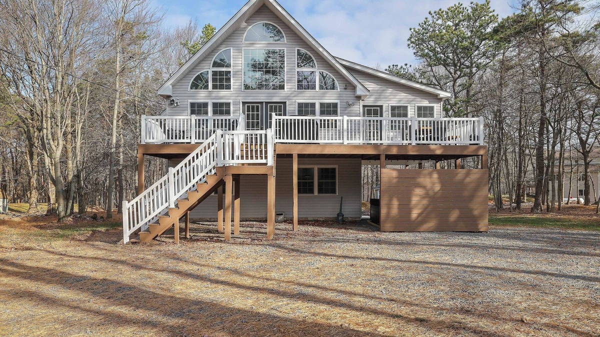 Albrightsville Ski Chalet | Stargazer~ 6 Bedroom Chalet ~ Gameroom ~ Hot tub ~ Lake/Pool Community ~ Ski