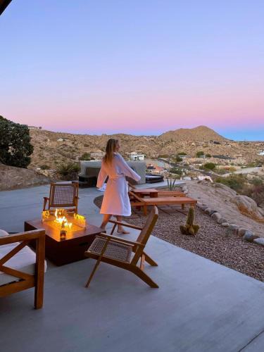 Yucca Valley House | Stargazer Cove FirePit, HotTub, Grill, Cowboy Tub