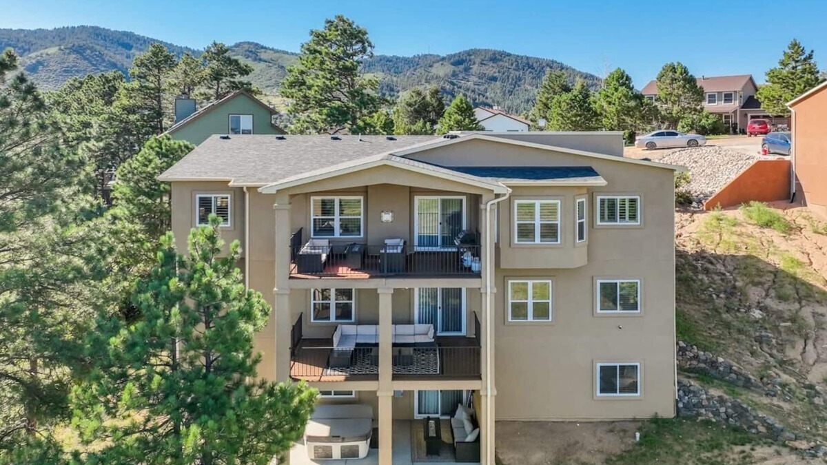 Palmer Lake Villa | Stargazer Paradise! Hot Tub, Gym & Man Cave