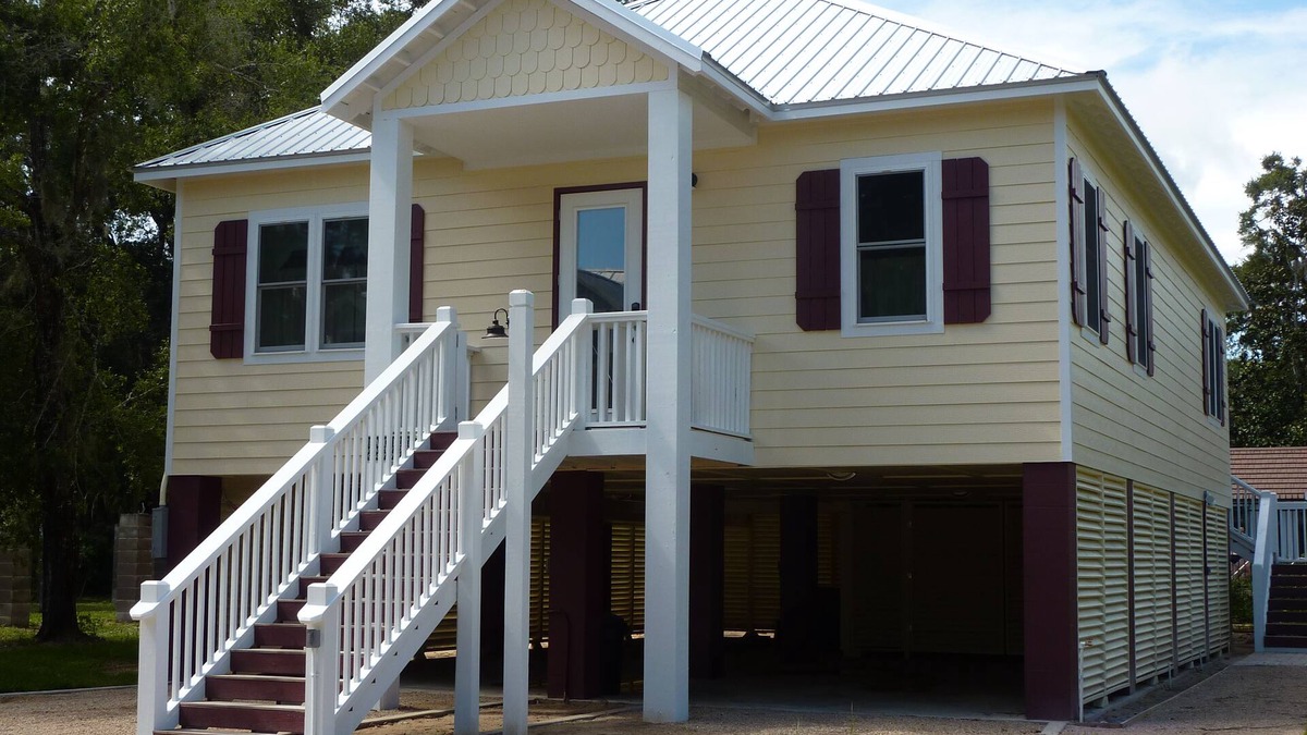 Steinhatchee House | Stargazer - Steinhatchee Landings, Sleeps 10nCottage is directly behind the pool