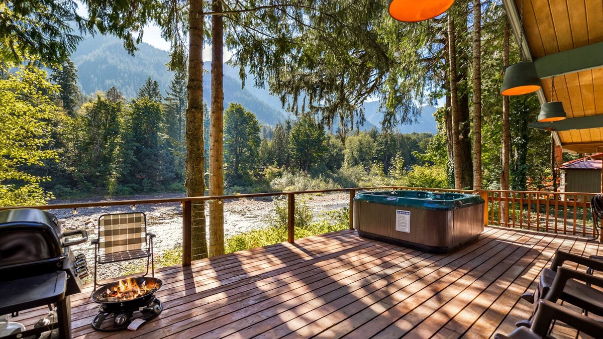 Gold Bar Cabin | Stargazer Studio - riverfront pet-friendly cabin