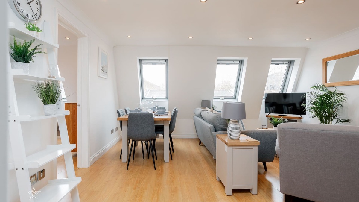 Newbury Apartment | StarHost Residences - Central 3 bed apartment in Newbury