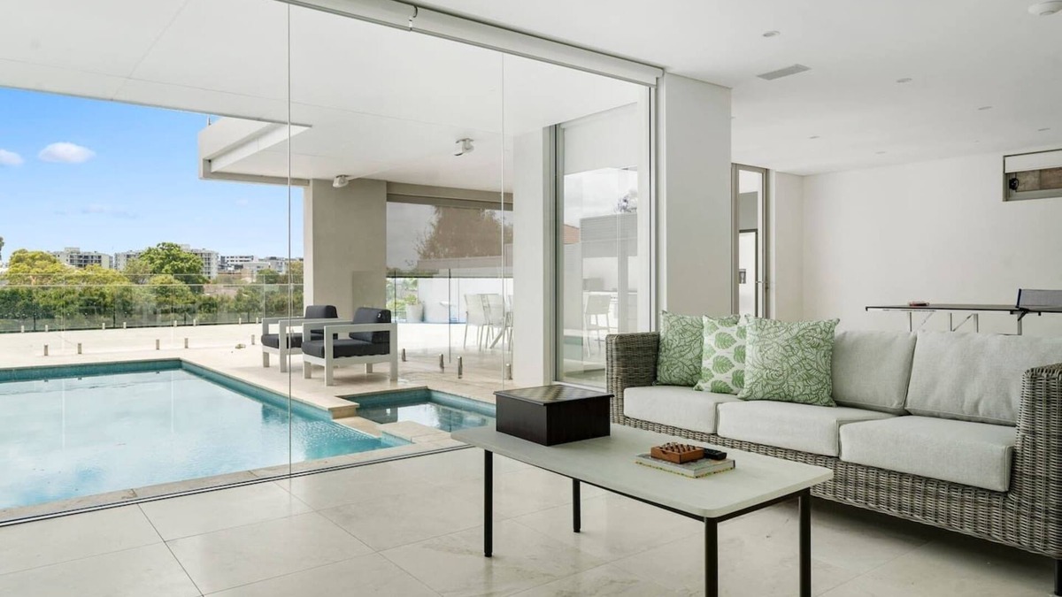 Bexley House | Starlight A Slice of the Hollywood Hills in Bexley