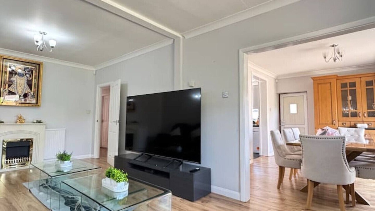 Ashford House | Starling House – 3BR near Heathrow, London(No Service Fee)