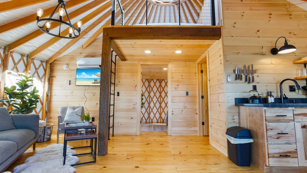 Knox Dale House | Starlit Haven YURT 2 w/HOT TUB, Smart TV + VIEWS!