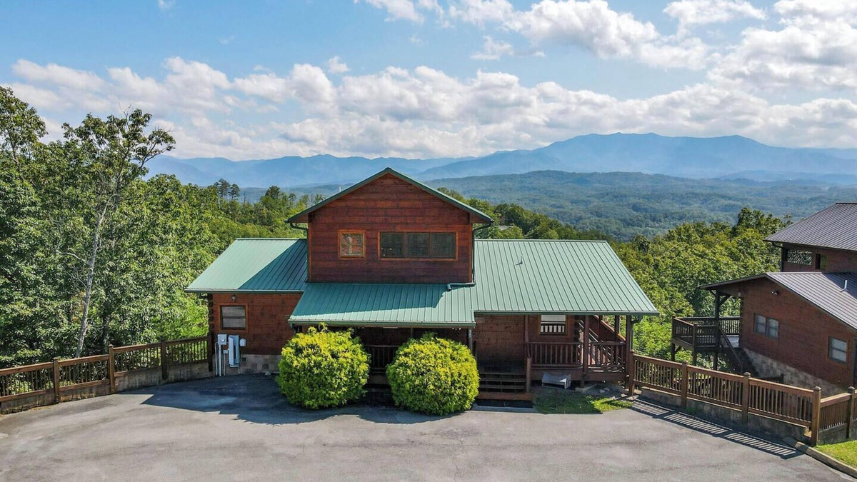 Gatlinburg - Pigeon Forge Resort | Starr Crest Lodge is a gorgeous four-bedroom cabin located in Starr Crest Resort