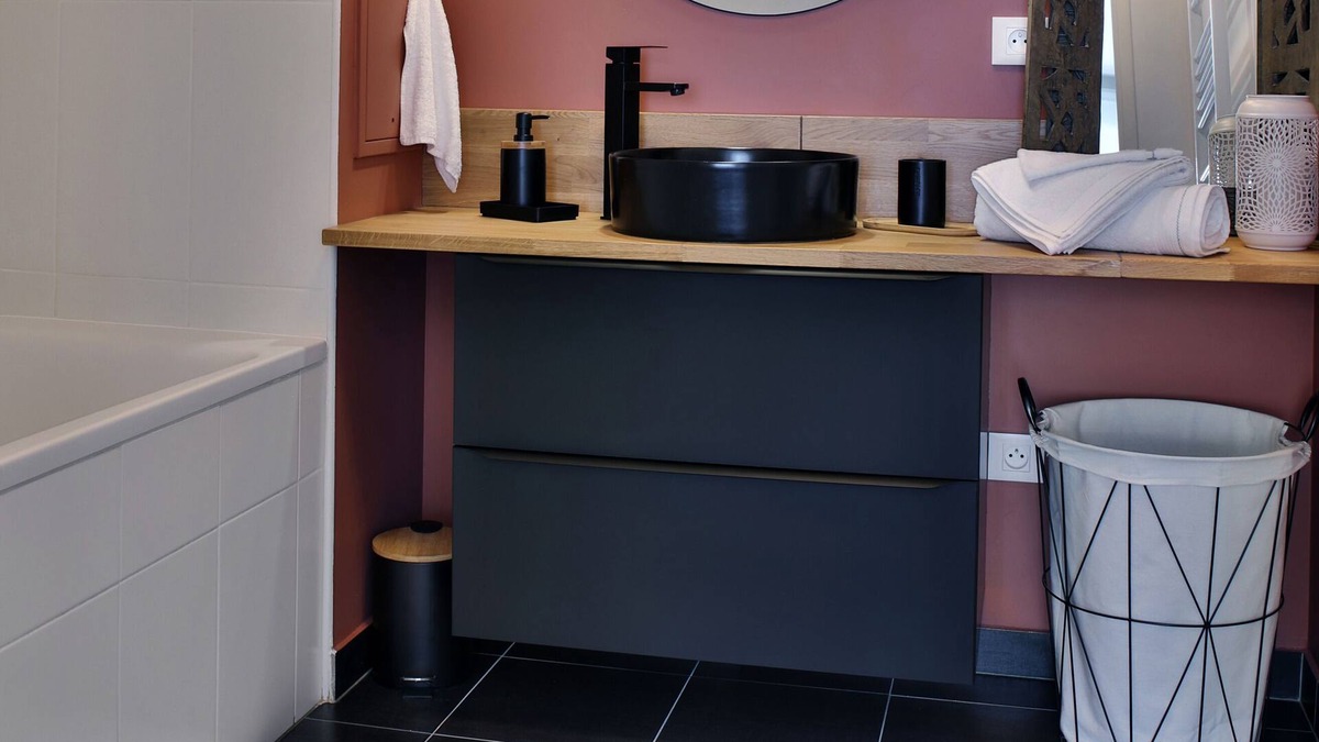 Les Puces de Saint-Ouen Apartment | Starred in SO/JO: free metro pass