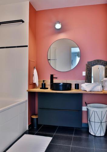 Saint-Ouen Apartment | "STARRY in SO" 47m2, parking gratuit, rue calme et arborée, METRO 10 min, Stade de France 24min à pied