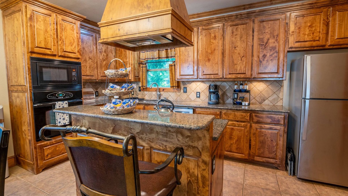 Pottsboro House | Stars on the Water: 2 king beds; walk to water; game room; wet bar; marina close