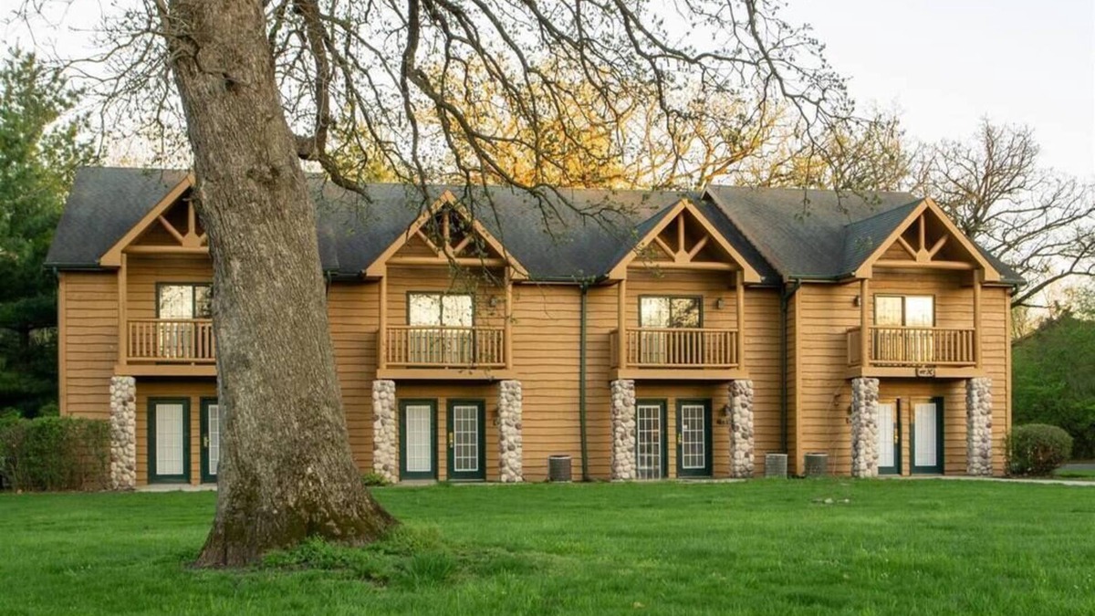 Oglesby Cabin | Starved Rock - 2BR 2BA rustic cabin