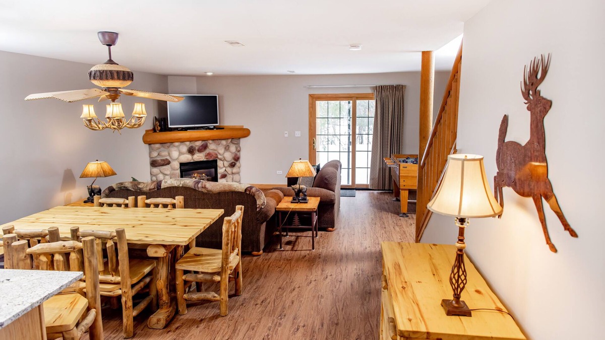 Oglesby House | Starved Rock Cabin Sleeps 9