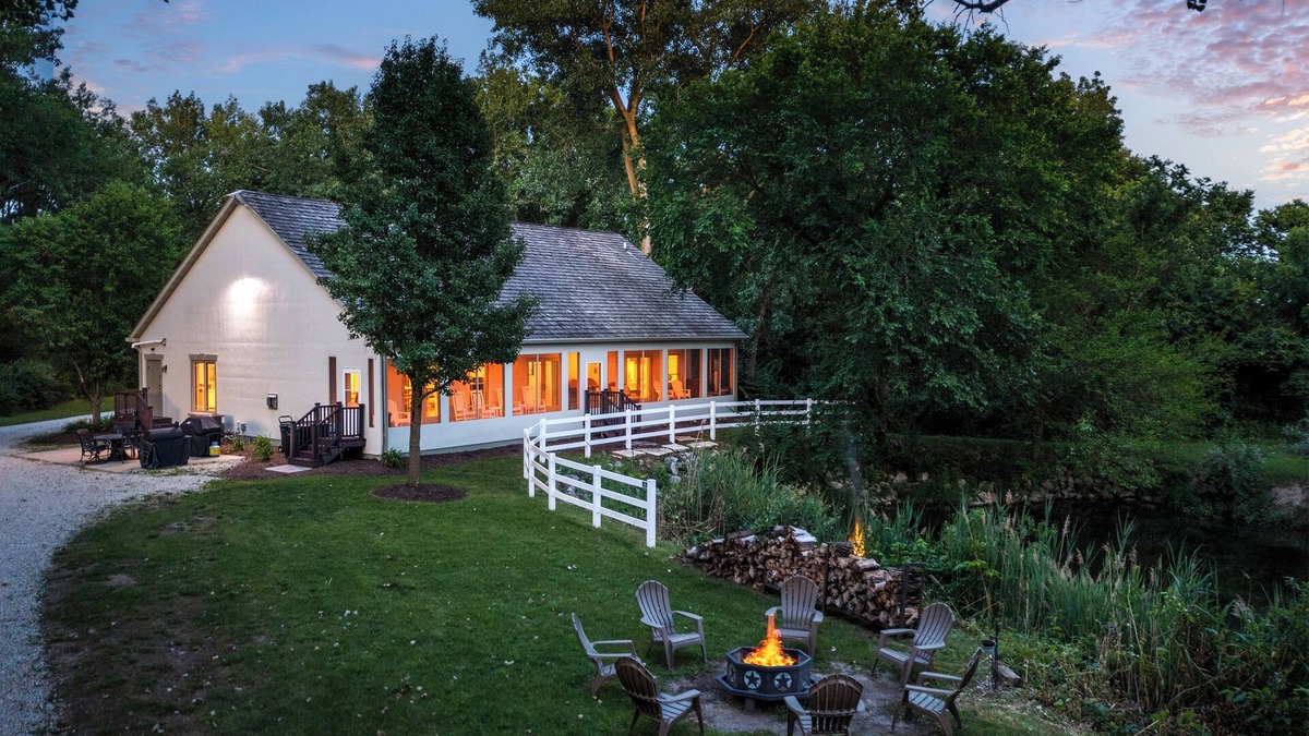 Ottawa House | Starved Rock Retreat - Private, Gated Entrance, 5 min from State Parks!
