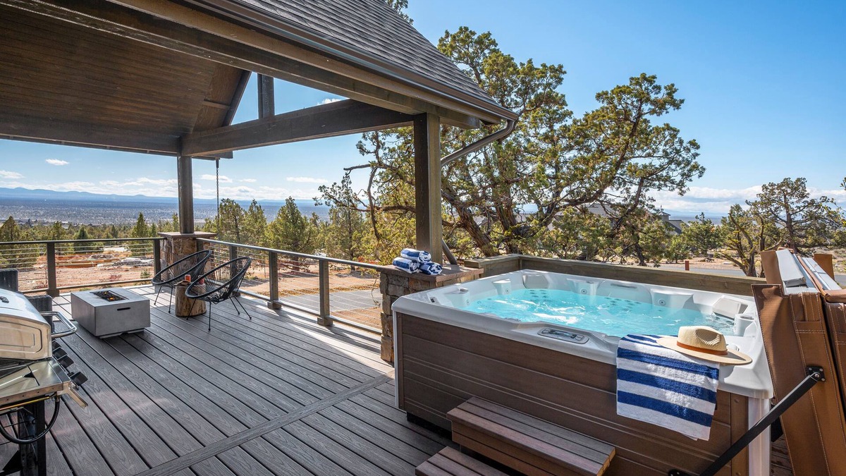 Powell Butte House | Starview at Brasada Ranch Resort by AvantStay |HotTub & Close To Golf!