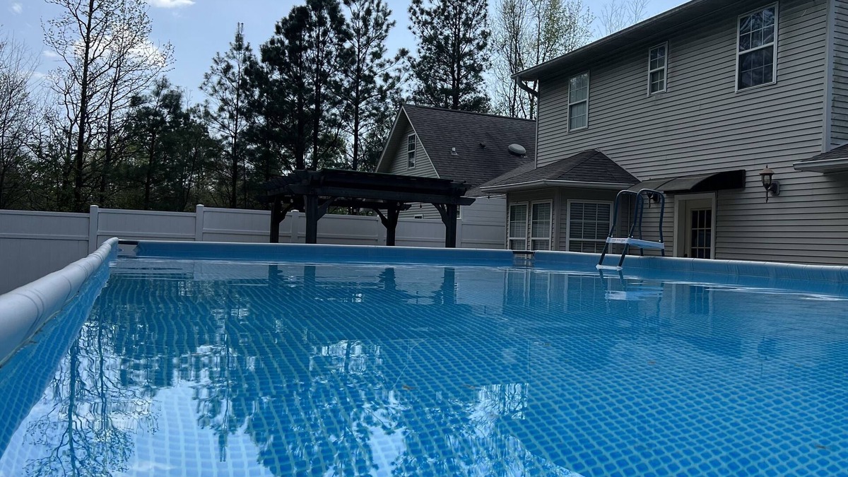 Mid America House | “Stasiak Manor” Beautiful 6 Bedroom/3 bath Home with private pool!