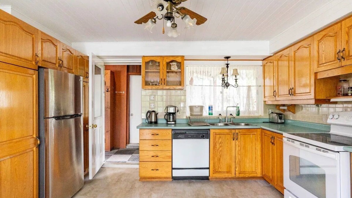Gravenhurst House | Statb& Fish at European Style Cottage on the Sandy Lake of Gull