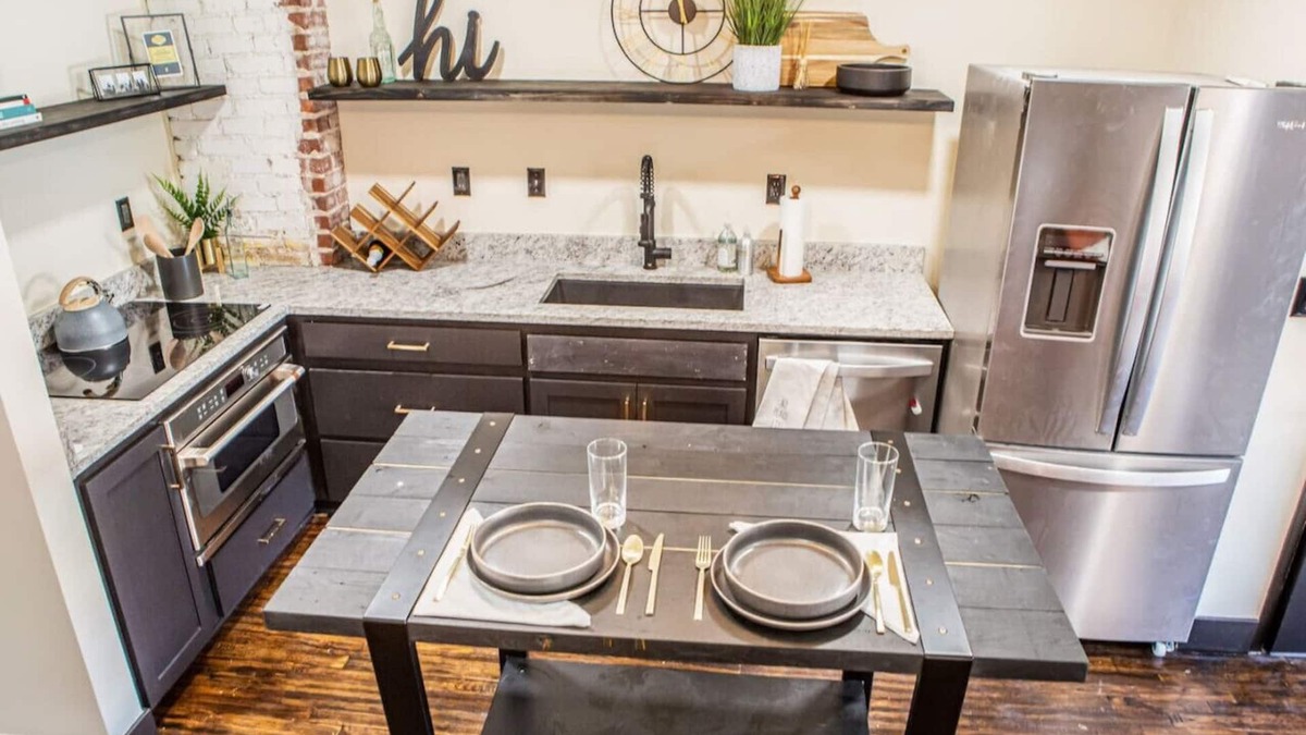 Maple Ridge Apartment | State of Art Studio: Historic and Modern