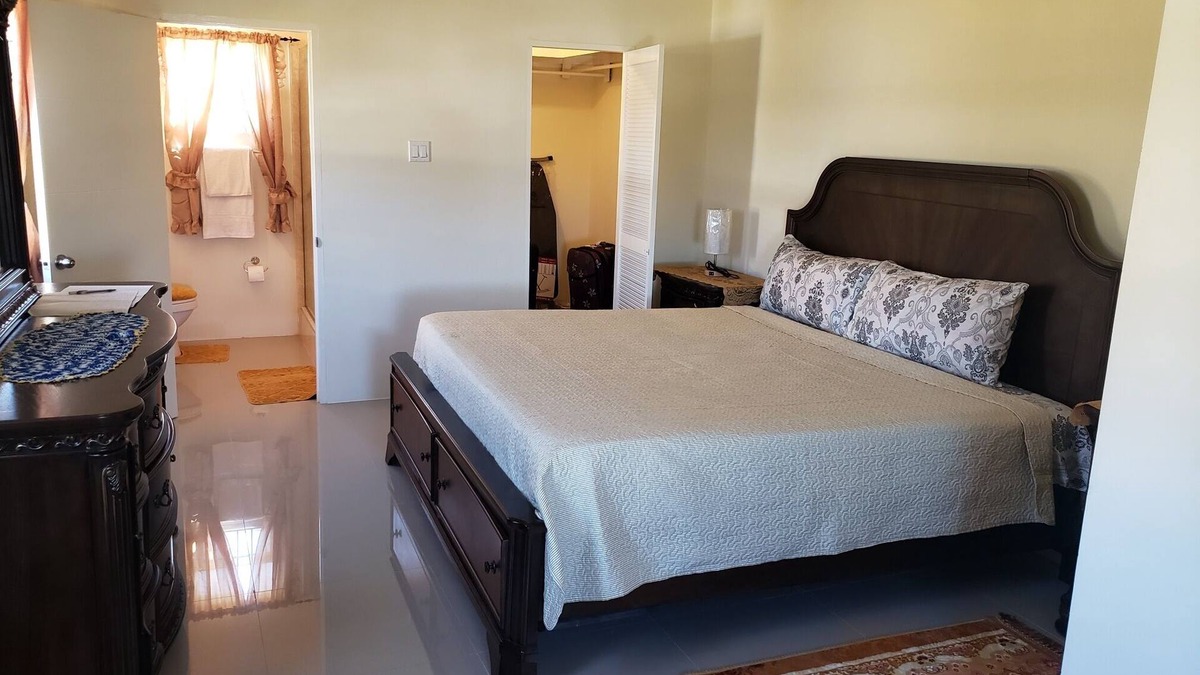 Falmouth House | STATE OF ELGANCE is a three bedrooms three bathrooms villa with a oceanic view.