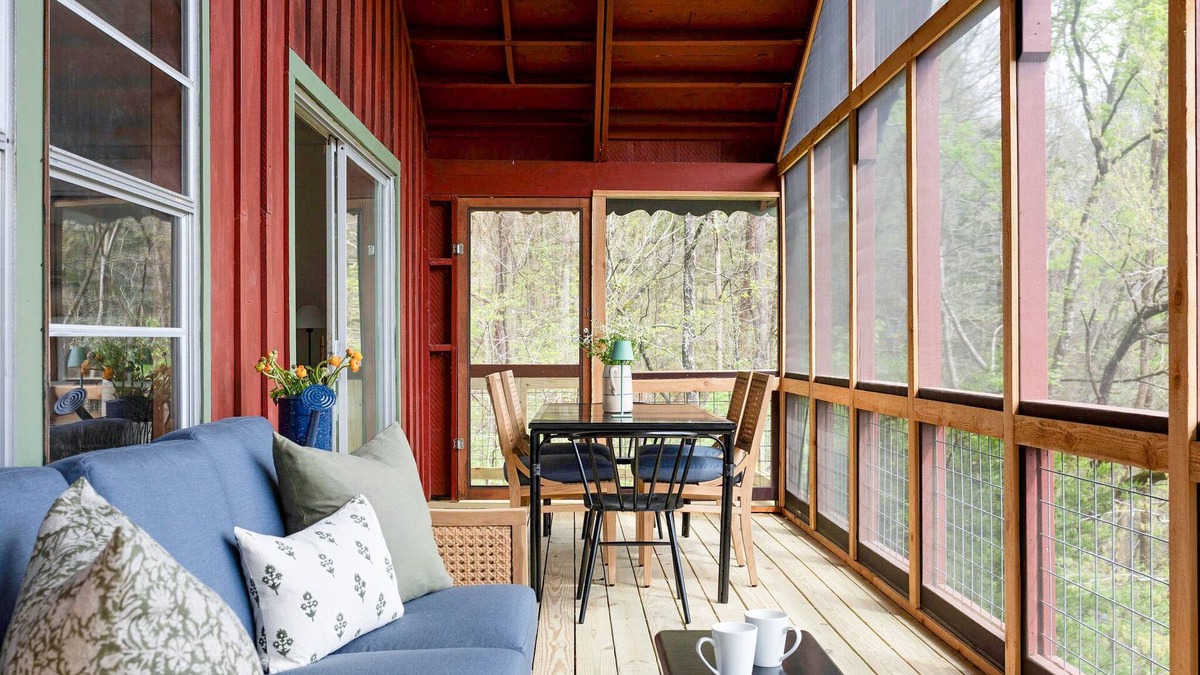 Smithville Cabin | State Parks & Lake Access! Screened Porch, MountainViews, Kayaks, LuxBeds, Games