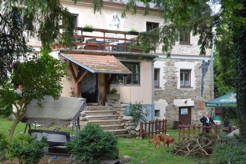 Unesov House | Statek Vojtěšín