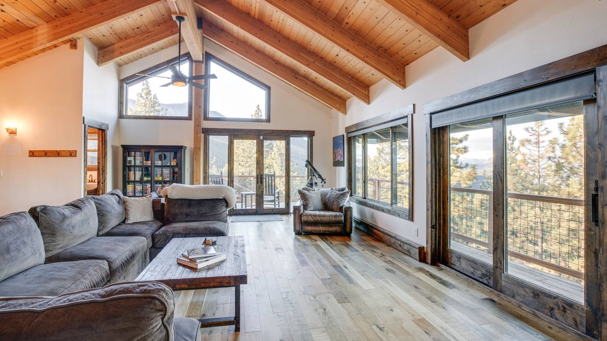 Tahoe Village Cabin | Stateline Mountain Cabin: 3 Mi to Heavenly Resort