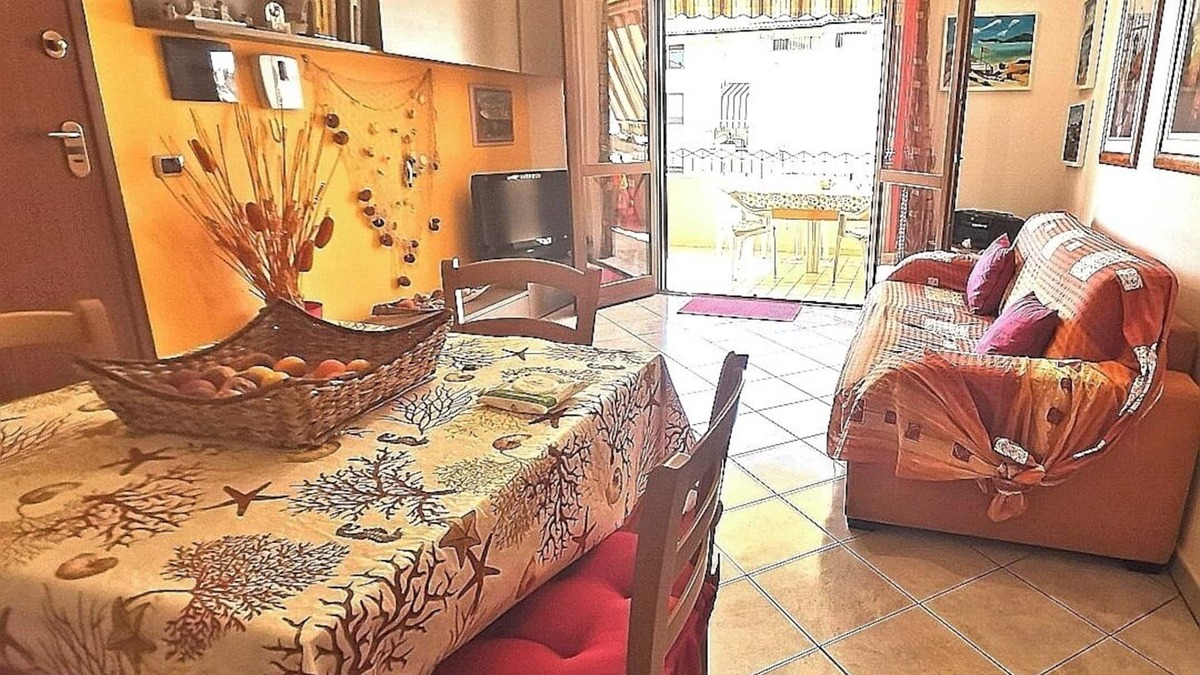 La Pietraia Apartment | Stately apartment a stone's throw from the sea with parking space Alghero