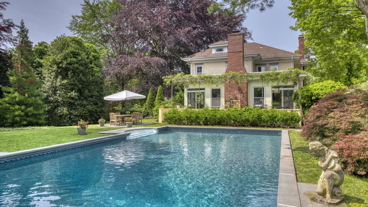 Southold House | STATELY, PEACEFUL & TASTEFUL WITH SPARKLING POOL