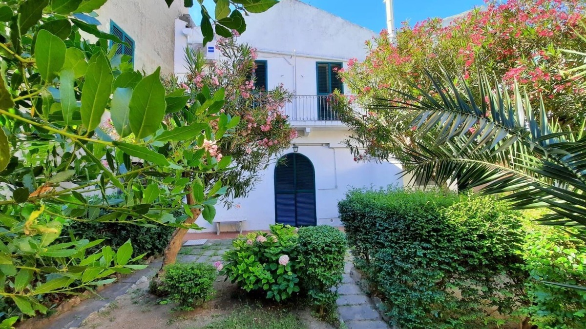 Vasto House | Stately residence in the center, with garden