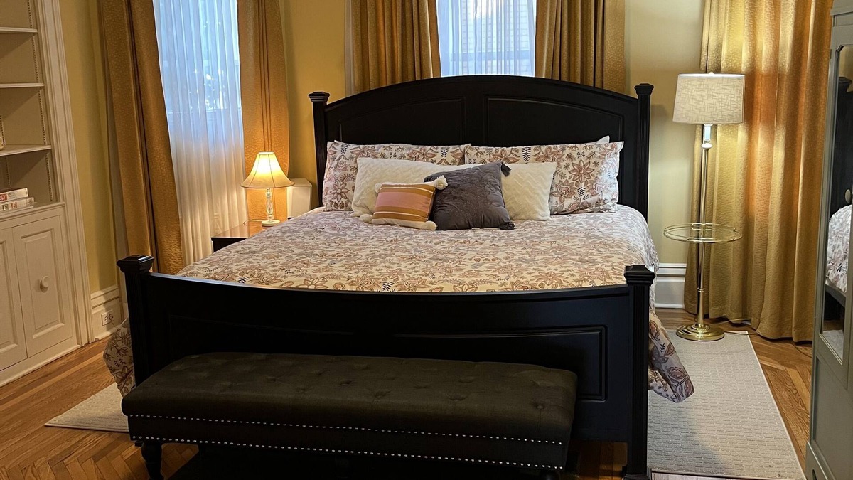 Butler Apartment | Stately Retreat with King sized bed. 1 1/2 baths!
